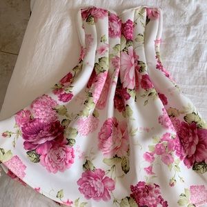Vibrant white and floral short dress 🌸